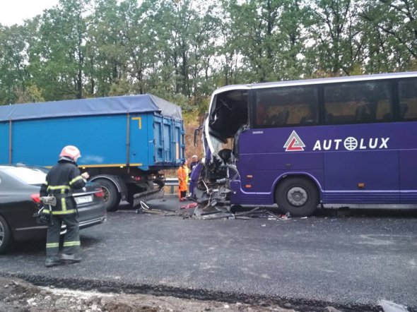 На трасі Київ-Одеса сталася аварія за участі автобуса і вантажівки. Фото: ДСНС