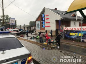 В Броварах полицейский въехал в остановку с людьми. Фото: Нацполиция