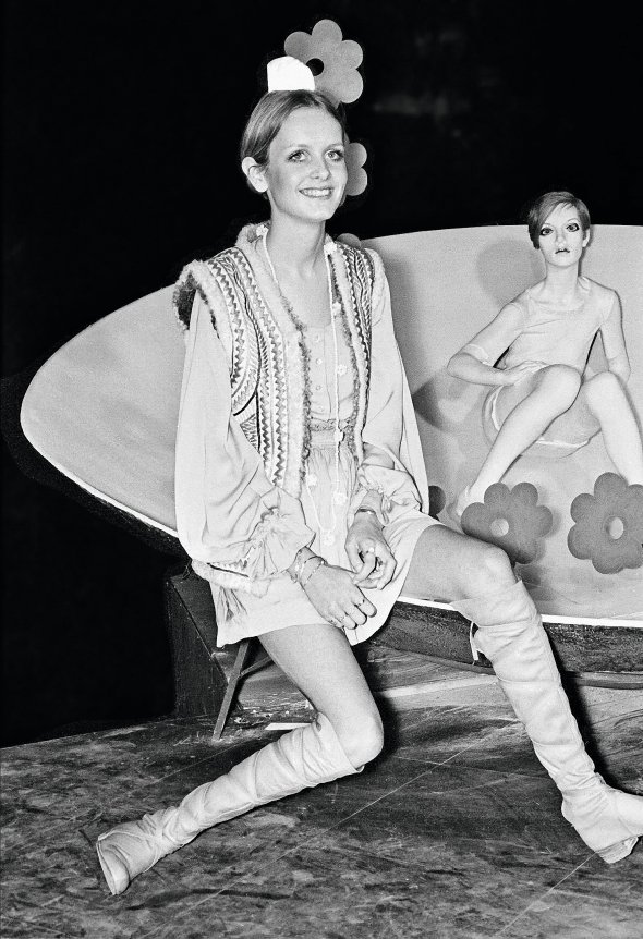 18-річна англійська модель Леслі Хорнбі позує біля своєї воскової копії на виставці ”Живі герої” в Музеї мадам Тюссо в Лондоні 3 жовтня 1967-го. Вона брала участь у показах під псевдонімом Твіггі – з англійської ”тростина”. При зрості 165 см важила 41 кг. Довгий час її не сприймали всерйоз через довготелесу фігуру. Але за рік стала популярна й започаткувала моду на худих моделей. Натовпи прихильниць стриглися, фарбувалися й одягалися, щоб бути схожими на Твіггі