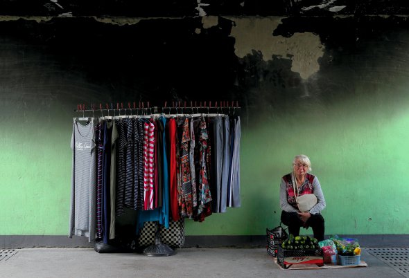 Жінка в одному зі столичних підземних переходів торгує цукіні власного врожаю. Кризу 2008 року українці не в останню чергу пережили завдяки тіньовій економіці, що становить майже 40 відсотків, вважають експерти