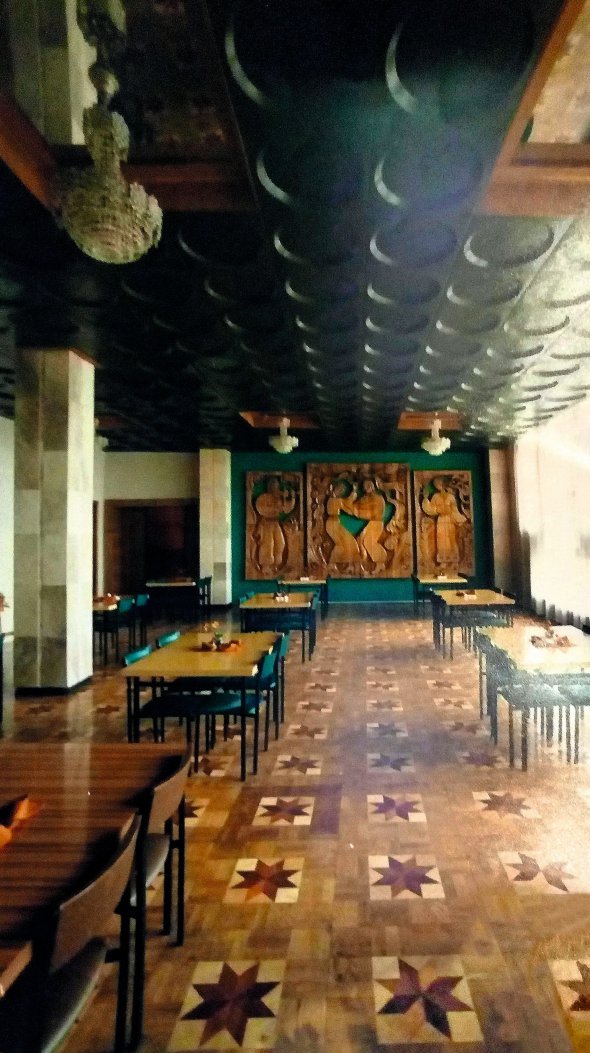 Ресторан у будинку торгівлі в центрі села Матусів Шполянського району на Черкащині збудували у 1973–1974 роках. Поряд облаштували магазини та кафе