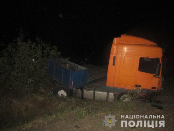 В пригороде Белой Церкви столкнулись грузовик и микроавтобус. Водитель и пассажир последнего погибли