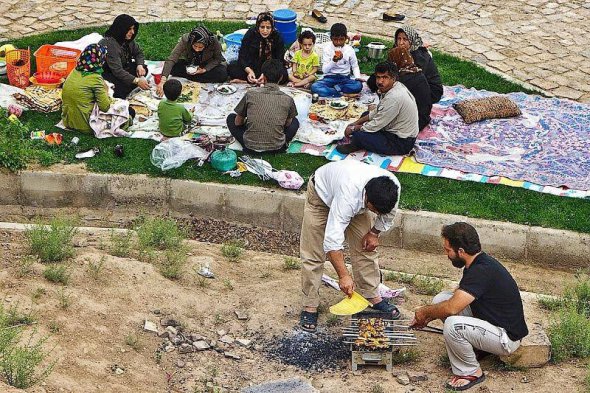 Активный отдых не о иранцах, любят жарить шашлыки и курить кальян
