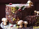 Торт-пеньок прикрашають оленяами, драконами, снігом та грибами