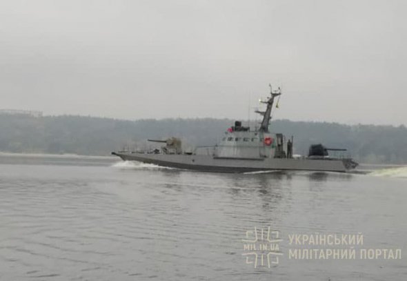 Новый катер для украинского флота направляется Днепром в Одессу