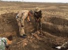 На Херсонщині знайшли поховання військових