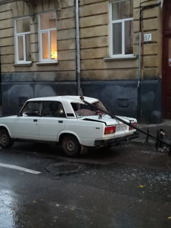 Наслідки буревію в Львівській області показали в соцмережах