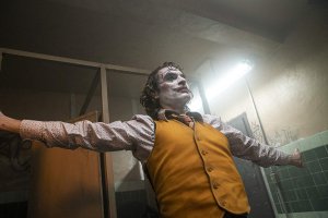 У фільмі "Джокер" американський актор Хоакін Фенікс грає психічно хворого коміка, який перетворюється на злочинця