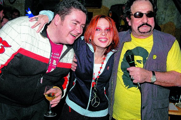 Федір Баландін (ліворуч), письменники Ірена Карпа та Юрій Покальчук фотографуються у ”Купідоні” 2004-го. Покальчук був арт-директором кнайпи. Завжди сидів за своїм столиком