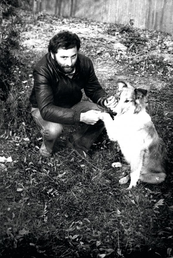 Йосиф Зісельс гуляє зі своїм псом Лайті в Чернівцях. Фото 1982 року