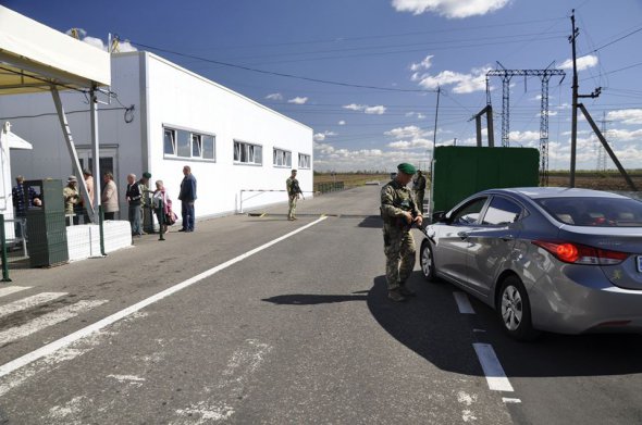 Дітям треба буде оформлювати закордонний паспорт, щоб виїхати чи виїхати на непідконтрольну територію