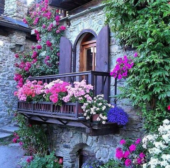 Цветы сделают привлекательным самый непримечательный балкон. 