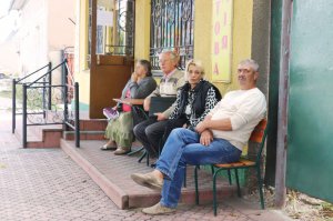 Жителі Могилів-Подільського на Вінниччині чекають на прийом народного депутата Геннадія Вацака 26 вересня. Їм не вистачило стільців усередині приймальні, тому сидять біля входу