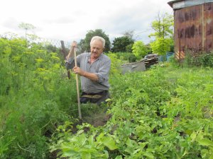 Богдан Муц переїхав у село Кокошинці Гусятинського району на Тернопільщині 2003 року, коли йому ампутували ліву ногу. Через п'ять років позбувся правої. Тримає кролів і курей, сам обробляє город
