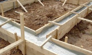Підмурок із рідкого бетону називають стрічковим. Нижню його частину заливають у землю. Для зведення верхньої використовують опалубку з дощок або плаского шиферу