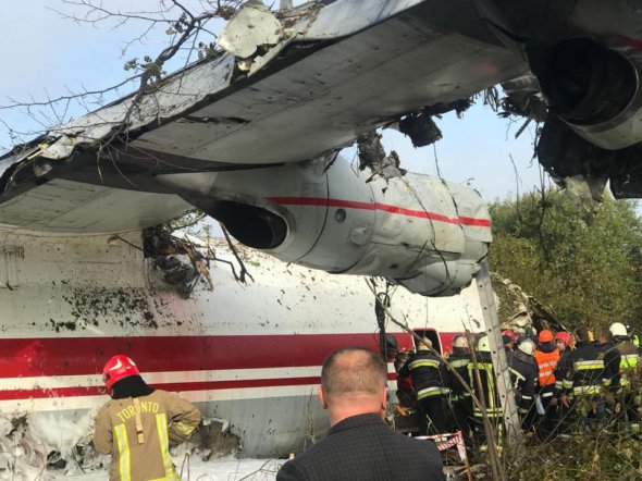 Фото с места аварии самолета Ан-12 под Львовом