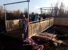 В Станице Луганской достроили временный обходной мостик