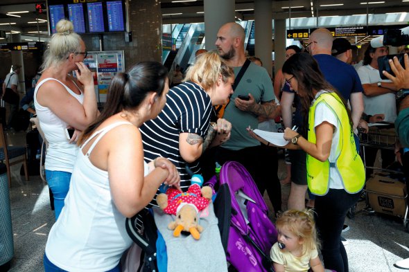 Туристи чекають інформації після банкрутства компанії ”Томас Кук” в аеропорту Пальма де Майорка, Іспанія