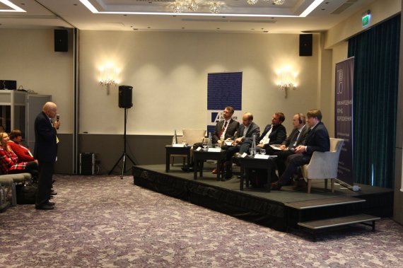 Історик Роман Сербин (ліворуч) бере участь у дискусії під час першої сесії конференції "Політика пам’яті в умовах постправди"