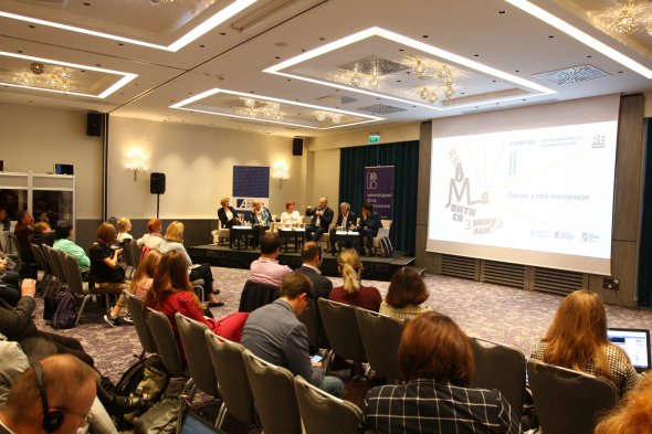 Четверту сесію назвали "Діти "Правди"? Свобода слова, стандарти і відповідальність медіа в дискусіях про минуле". У ній взяли участь американський журналіст Девід Саттер, голова правління Національної суспільної телерадіокомпанії України Зураб Аласанія, польська публіцистка Ізабелла Хруслінська, керівниця програм Центру досліджень визвольного руху Ярина Ясиневич та виконавча директорка Інституту масової інформації Оксана Романюк