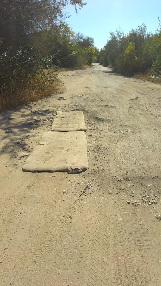 Матраци поклали на ділянці шляху від Матвіївки до дачного кооперативу Соснове