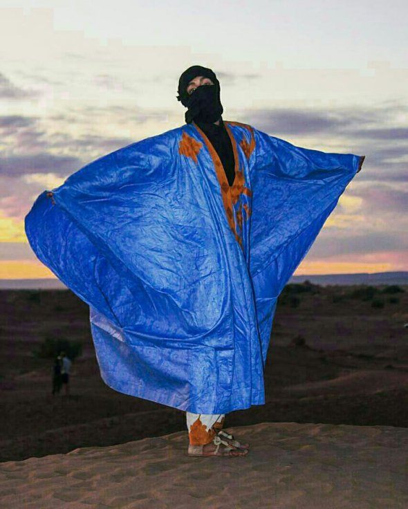 В стлици девушки могут носить футболки и штаны и не покрывать голову, но в пустыне все носят длинные платья и хиджаб