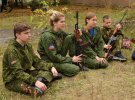 В окупованому Донецьку окупанти привчають дітей до зброї