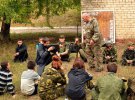 В оккупированном Донецке оккупанты приучают детей к оружию