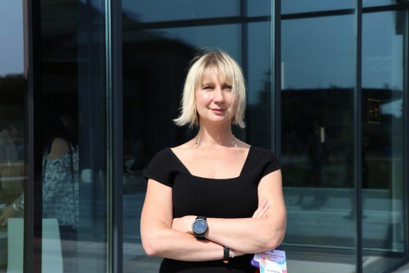 Ольга Руднєва, виконавча директорка Фонду Олени Пінчук «АНТИСНІД». Із 2004 року Фонд займається сексуальною освітою, проводить масштабні соціальні кампанії. Працювала в Міністерстві охорони здоров’я, в неурядовому секторі. Два роки поспіль входить у список найвпливовіших жінок України, за версією журналу «Новое Время»