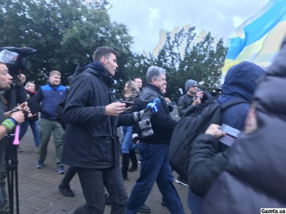 Политик Петр Порошенко идет к митингующим со стороны Институтской