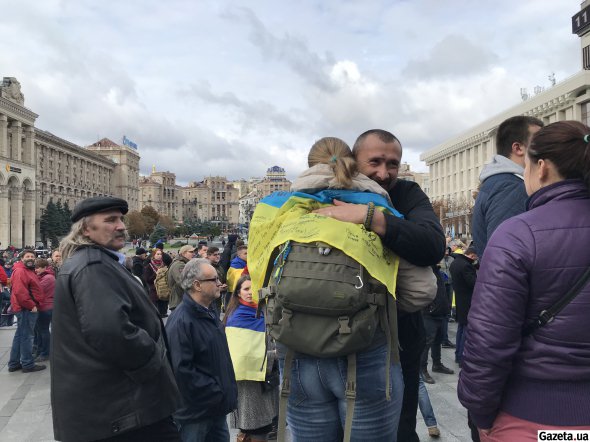 Учасники тримають українські прапори, кримськотатарські та прапор НАТО