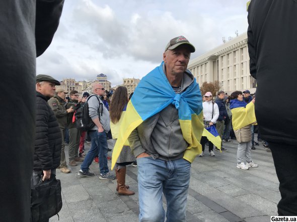 Участник акции, на плечах которого украинский флаг