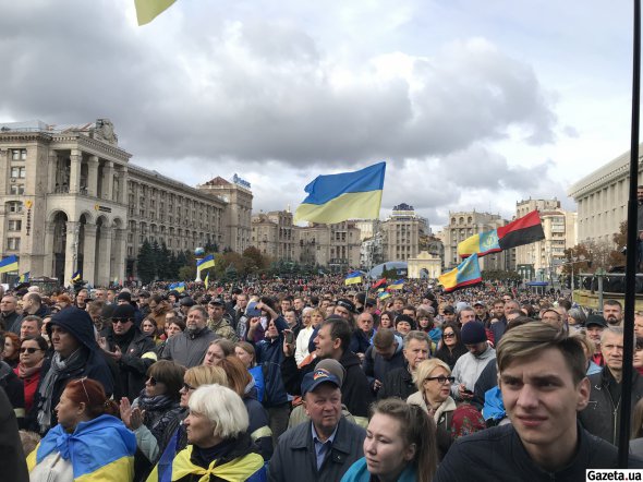 На віче скандують "До перемоги" і "Слава Україні"