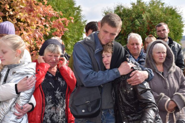 В Шполе на Черкащине попрощались с украинским воином 33-летний Романом Ременным. Его убили на передовой в ООС