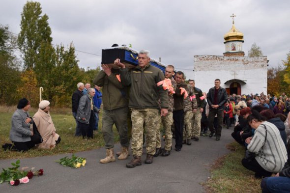 У Шполі на Черкащині попрощалися з українським воїном 33-річний Романом Ремінним. Його вбили на передовій в ООС