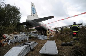 Рятувальники метушаться на місці аварії транспортного літака в селі Сокільники Пусто­митівського району на Львівщині. До посадкової смуги Ан-12 не долетів 1,5 кілометра. За однією з попередніх версій — через брак пального