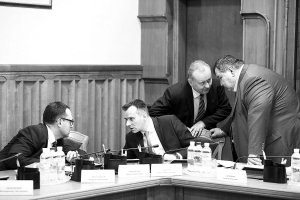 Новообрана Центральна виборча комісія провела перше засідання в день призначення 4 жовтня. Головою комісії став Олег Діденко (на фото по центру)