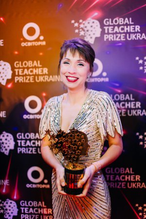 Наталія Кідалова викладає англійську й українську мови та літературу в спеціалізованій школі І–ІІІ ступенів №23 міста Мелітополь Запорізької області. Отримала 250 тисяч гривень на поїздку в Дубаї у березні 2020 року
