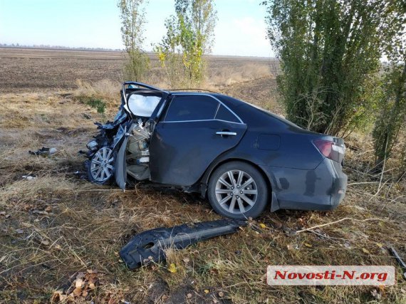 На трасі Миколаїв-Херсон зіткнулися Lexus GX 460 і Toyota Camry. Водій та пасажир останнього загинули на місці, серед них заступник начальника обласної поліції Сергій Сидоренко