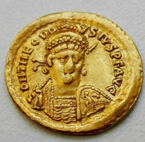 Золотой солид византийского императора Феодосия II нашли неподалеку от побережья Черного моря