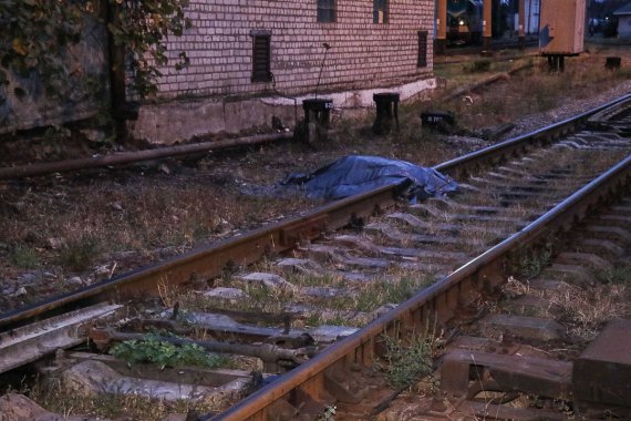 На рейках Дарницького залізничного депо в Києві знайшли мертвою працівницю "Укрзалізниці".  Поїзд відтяв їй голову