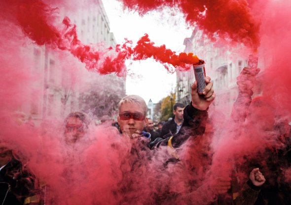 Люди палять фаєри під час мітингу проти затвердження так званої формули Штайнмаєра, Київ, 6 жовтня 2019 року