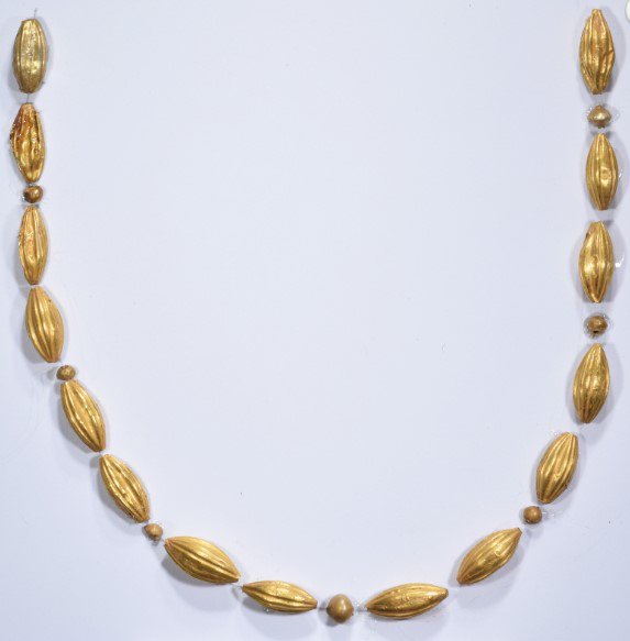 В неповрежденной гробнице минойской женщины нашли уникальное золотое ожерелье, которому более 4 тыс. лет