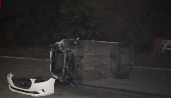 У Києві   Peugeot  служби таксі в’їхав у бетонні блоки і перекинувся. Постраждала пасажирка