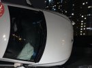 У Києві   Peugeot  служби таксі в’їхав у бетонні блоки і перекинувся. Постраждала пасажирка