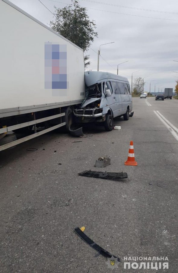 В Запорожье столкнулись маршрутное такси и грузовик. Одна женщина погибла, и еще 8 человек травмированы