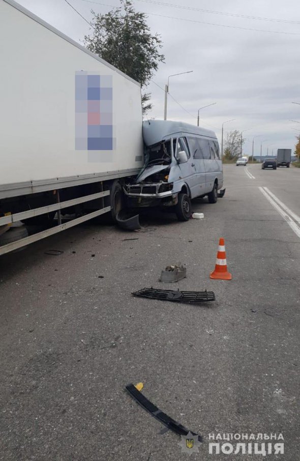 У Запоріжжі   зіткнулися  маршрутне таксі та вантажівка. Одна жінка загинула, ще 8 людей скалічилися