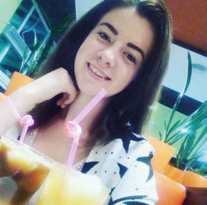 Анастасія Потупало із Тульчина на Вінниччині після школи вивчилася на діловода. Роботи за фахом у місті не знайшла. Пішла працювати в торгівлю