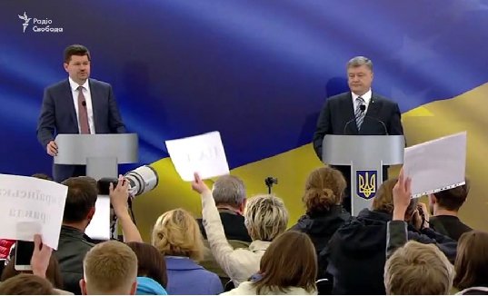 На пресс-конференциях Порошенко журналисты поднимали листы с названием СМИ.
