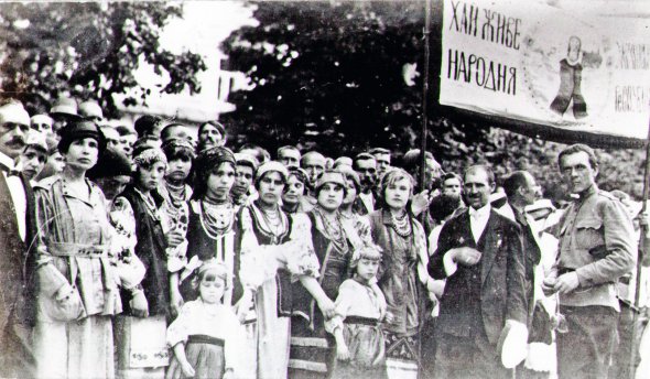 Глядачі прийшли в національному вбранні на присягу Директорії, уряду та війська народу України в Кам'янці-Подільському 14 жовтня 1919 року